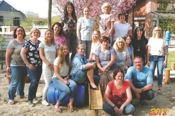 Ev. Regenbogen Kindergarten Dissen - Das Team Teamfoto der pädagogischen Mitarbeiterinnen und Mitarbeiter